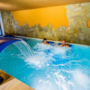 Apartamentos La Venta del Charco: Circuito Spa, Masaje con Ducha Neikp y Comida o Cena para dos (V-D) (Cardeña, Córdoba) 