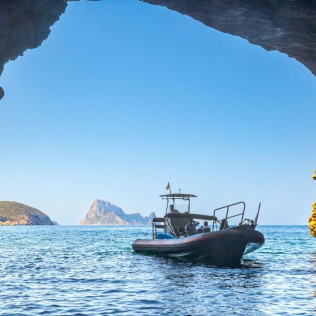 Excursión en Lancha Privada con Snorkel y Stand Up Paddle a Es Vedrà y Atlantis (Sant Antoni de Portmany, Ibiza)