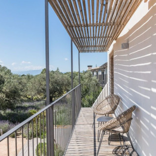 Escapada con Bañera de Hidromasaje en Suite Lazuli en Hotel Mas Lazuli 4* Sup (Pau, Girona)