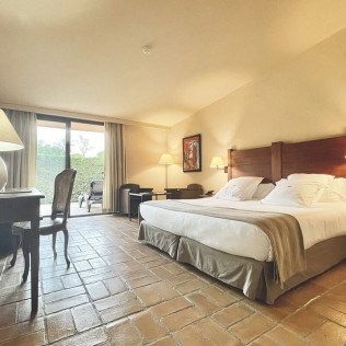 Escapada con Desayuno en Habitación Doble Deluxe o Suite Junior de Mas Salvi Country Boutique Hotel 4* (Pals, Girona)