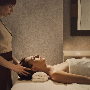 Masaje a Elegir entre: Relajante, Aceites Esenciales o Drenante en Spa Seda Club 5* (Granada)