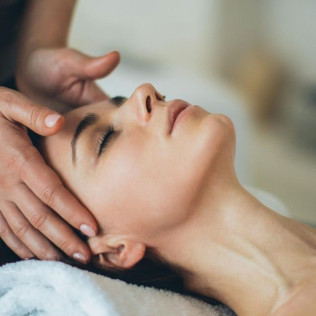 Masaje Corporal Relajante con Aceites Esenciales y Tratamiento Facial Regenerador en Alqiro (Madrid)