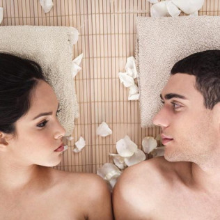 Masaje VIP Pareja: Spa, Masaje al Chocolate, Cava y Bombones para dos en Agua y Salud (Sevilla)