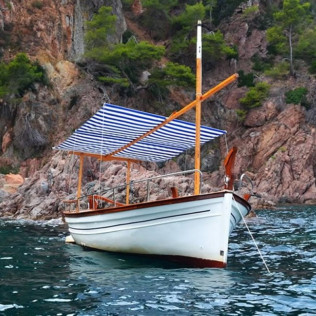 Paseo Privado en Barco Menorquín con Opción a Aperitivo y Bebidas o Comida para dos (Palamós, Girona)