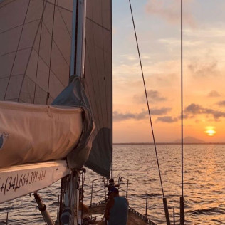 Puesta de Sol, Cena y Noche Romántica en Velero para dos (La Manga del Mar Menor, Murcia)