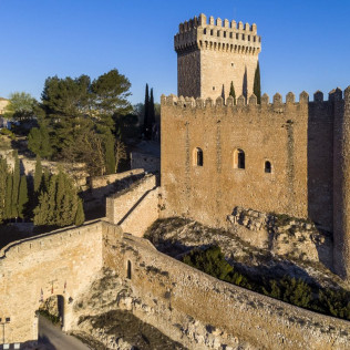 Escapada con Desayuno y Comida o Cena para dos personas en Parador de Alarcón (Cuenca)