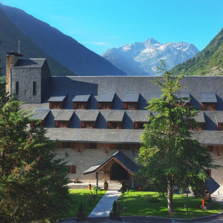Escapada con Desayuno y Comida o Cena para dos personas en Parador de Arties (Lleida)
