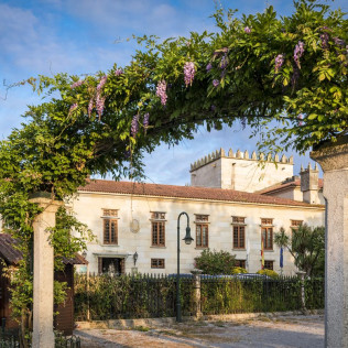 Escapada con Desayuno y Comida o Cena para dos personas en Parador de Cambados (Pontevedra)