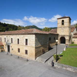 Escapada con Desayuno y Comida o Cena para dos personas en Parador de Cangas de Onís (Asturias)