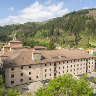 Escapada con Desayuno y Comida o Cena para dos personas en Parador de Corias (Asturias)