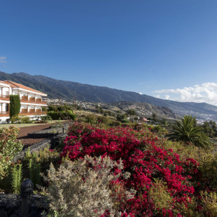 Escapada con Desayuno y Comida o Cena para dos personas en Parador de La Palma (Santa Cruz de Tenerife)