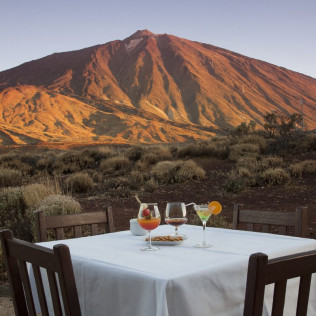 Escapada con Desayuno y Comida o Cena para dos personas en Parador de las Cañadas del Teide (Santa Cruz de Tenerife)