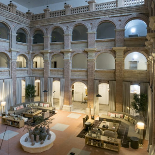 Escapada con Desayuno y Comida o Cena para dos personas en Parador de Lleida (Lleida)