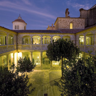 Escapada con Desayuno y Comida o Cena para dos personas en Parador de Plasencia (Cáceres)