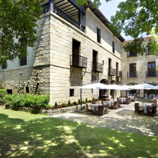 Escapada con Desayuno y Comida o Cena para dos personas en Parador de Santillana Gil Blas (Cantabria)