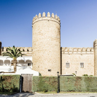 Escapada con Desayuno y Comida o Cena para dos personas en Parador de Zafra (Badajoz)
