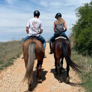 Paseo a Caballo y Visita a Bodega Vinícola de Arganda con Degustación de Vinos y Maridaje para dos (Madrid)