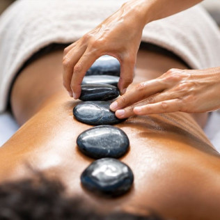 Masaje Relajante con Piedras Calientes en Oleo Skin Studio (Barcelona)