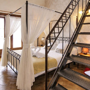 Escapada con Desayuno y Habitación con Jacuzzi Privado en Posada La Fábula (Santillana del Mar, Cantabria)