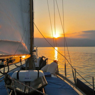 Puesta de Sol en Velero, Aperitivo y Cava (Tarragona)