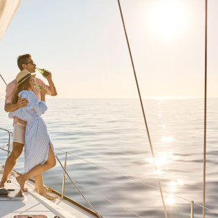 Puesta de Sol Romántica en Velero Privado para dos (Barcelona)