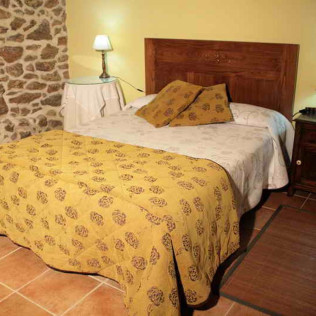 Escapada con Desayuno en Casa Rural Rectoral de Candás (Rairiz de Veiga, Ourense)