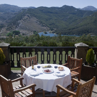 Mesa para dos: Comida o Cena para dos personas en Parador de Cervera de Pisuerga (Palencia)