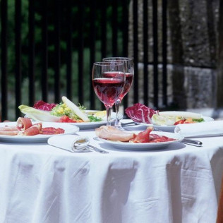 Mesa para dos: Comida o Cena para dos personas en Parador de Bielsa (Huesca)