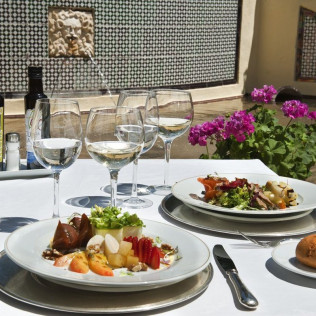 Mesa para dos: Comida o Cena para dos personas en Parador de Mérida (Badajoz)