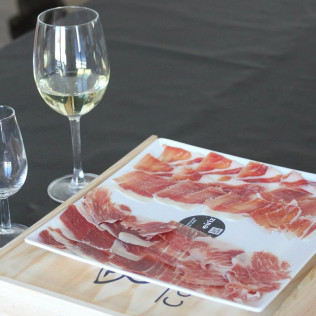 Ruta del Jabugo: Visita Guiada a la Dehesa, los Secaderos y a Bodegas Naturales con Cata de Jamón para dos (Corteconcepción, Huelva) 