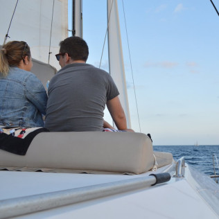 Salida Diurna en Catamarán con Música y Bebida (Barcelona)