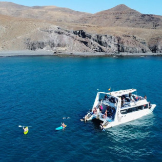The Absolute Tour: Salida en Catamarán con Snorkel, Comida, Bebidas y Música (Fuerteventura)