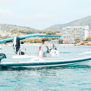 Salida en Barco con Bebidas y Opción a Tabla de Foil (Barcelona)