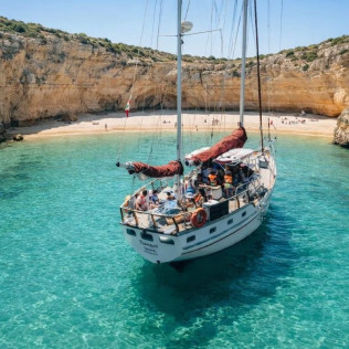 Salida Privada en Velero con Brunch o Comida en Bahía de João d'Arens (Portimão, Algarve)