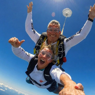 Salto Tándem de 4000 Metros con Opción de Fotos y Vídeo (Lasclaveries, Francia)