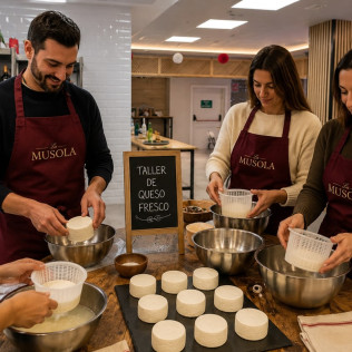 Taller de Queso Fresco en La Musola (Madrid)