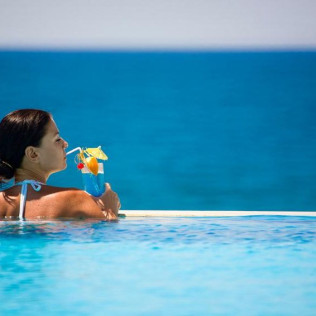 Jacuzzi Privado con Cromoterapia y Masaje en Spa Yeyuk Wellness Center (Valladolid)