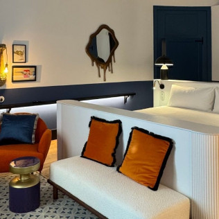 Suite Ovalada con Desayuno en Hotel Boutique Divino (Figueres, Girona)