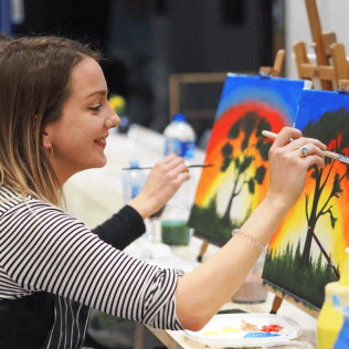 Sesión Art & Wine: Taller de Pintura y Vino con Opción a Aperitivo (Madrid)