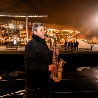 Tour Nocturno en Catamarán con Saxo en Vivo (Barcelona)