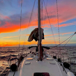 Puesta de Sol en Velero Privado con Paddle Surf, Snorkel, Bebidas y Aperitivo para dos (Badalona, Barcelona)