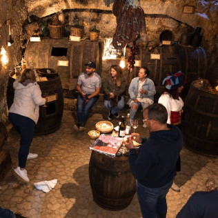 Degustación de Vinos y Selección de Ibéricos, Quesos y AOVE Ecológico para dos en La Bodega Medieval (San Martín del Castañar, Salamanca)