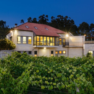 Visita a Bodega, Degustación y Maridaje Gourmet para dos en Adega Dos Eidos (Pontevedra)