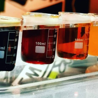 Visita Guiada con Degustación de Cervezas y Maridaje o Barra Libre de Cervezas y Maridaje de Quesos Artesanos para dos (Móstoles, Madrid)