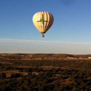 Vuelo en Globo Privado con Cava, Almuerzo, Fotos y Vídeo HD para dos (Aranjuez / Guadarrama / Toledo / Segovia)
