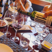 Cata Completa: Visita a Bodega con Cata de Vinos, Degustación de Aceite, Petit Fours y Tapas en Masia Serra (Cantallops, Girona)