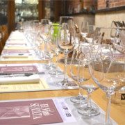 Visita a la Sala de Cata y Botella de Vino Personalizada para dos en Popy Wine (Madrid)