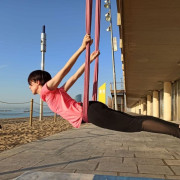 Aire-Clase: Clase Individual de Aero-Yoga en la Playa (Barcelona)