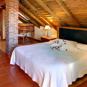 Escapada en Habitación con Bañera Hidromasaje y Visita a la Granja en Alojamiento Rural La Montaña Mágica (Asturias)