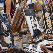 Sesión Art & Wine: Taller de Retratos Personalizados con Vino Ilimitado (Barcelona)